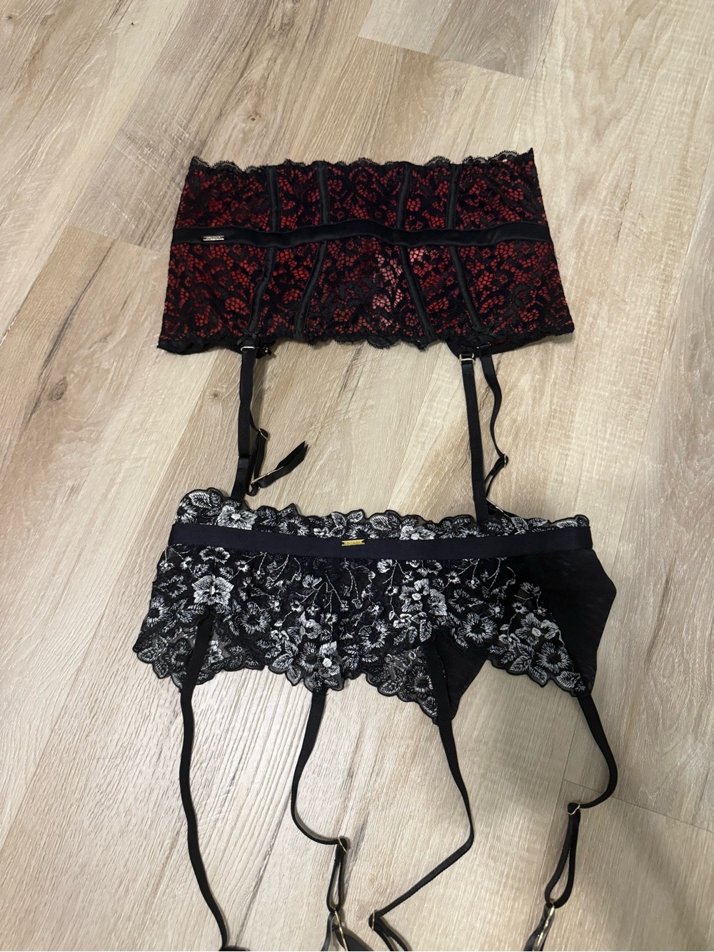 La Vie En Rose Lace Garter Belt Duo - Red & Black